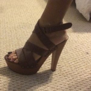 8.6 strappy pumps